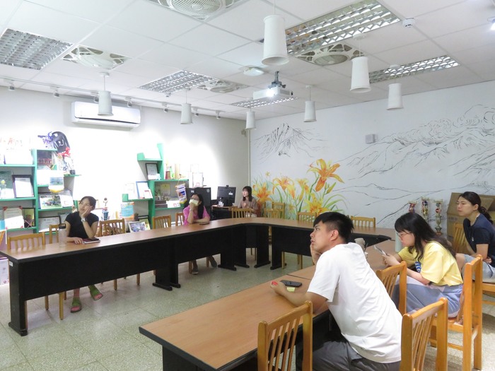 參與教師們認真聆聽報告