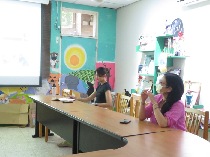 國文教師(右一)給予報告者回饋