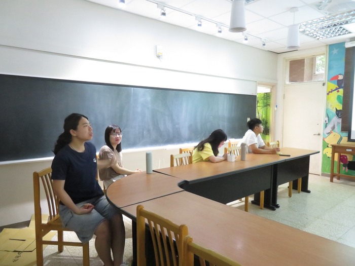 數學教師(左一)給予報告者回饋