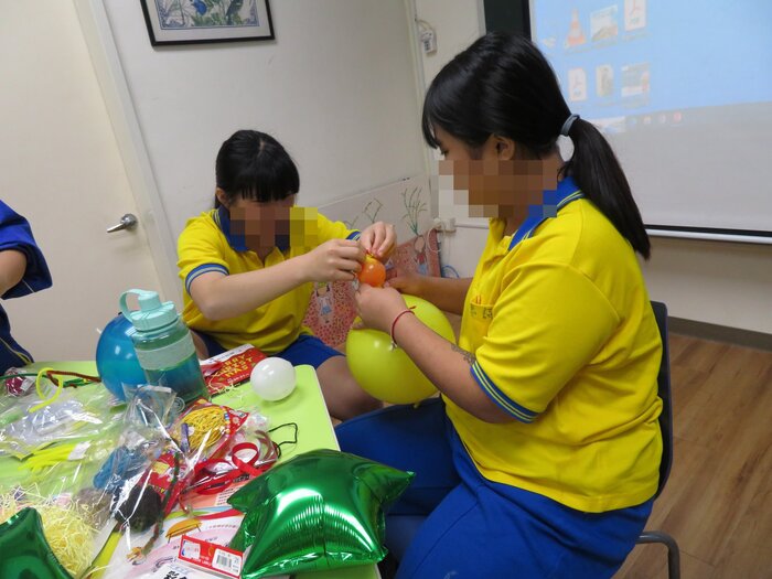 合作進行氣球組裝