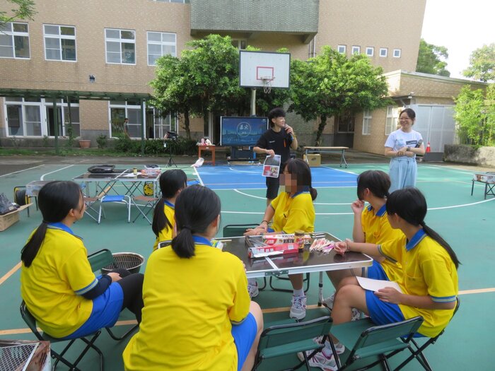 主持人講解生火遊戲規則圖片