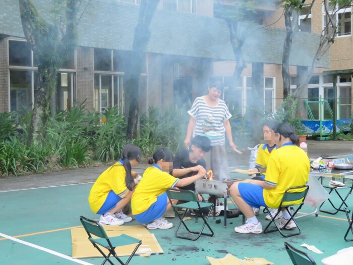 師生一起烤肉，共享歡樂時光圖片