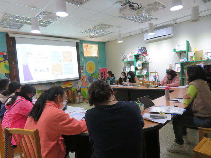 師長邊認真聆聽並專心評分