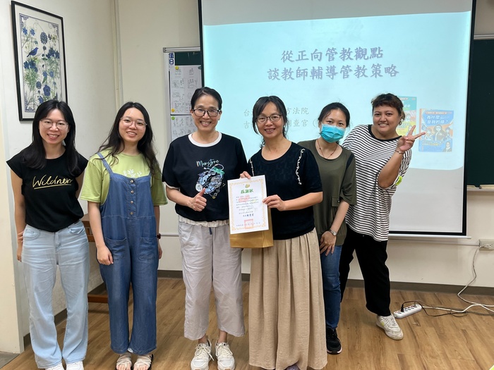 書迷們爭先恐後請作家簽書、拍照圖片