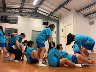 以溫柔的雙手接力環抱，同學們傳遞著彼此的信任與支持，暖意在空間中流動。
