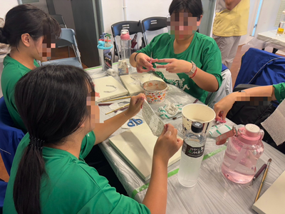 沉浸於創作時光，同學們專注地將感受化為畫筆下的色彩，藝術與情感悄然交會。