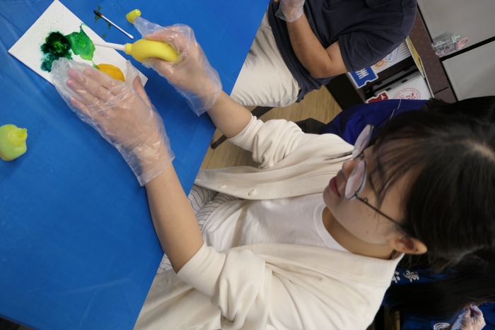 老師們也很認真作畫