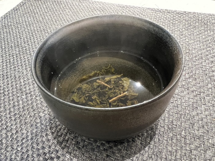 一杯茶一視界，觀察茶色與茶葉綻放圖片