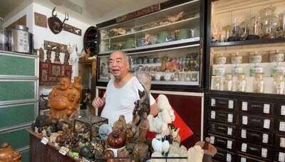 2.正在為大家解說的林老闆