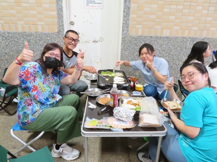 享用烤肉美食