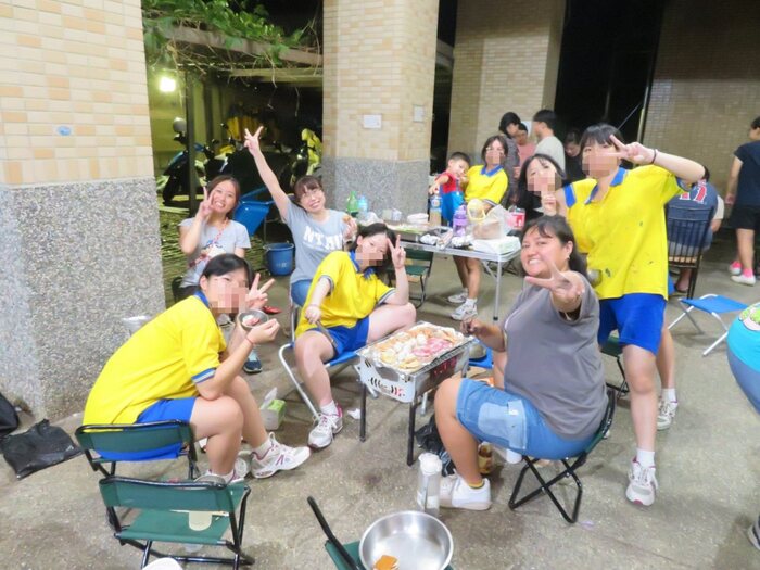師生烤肉合照