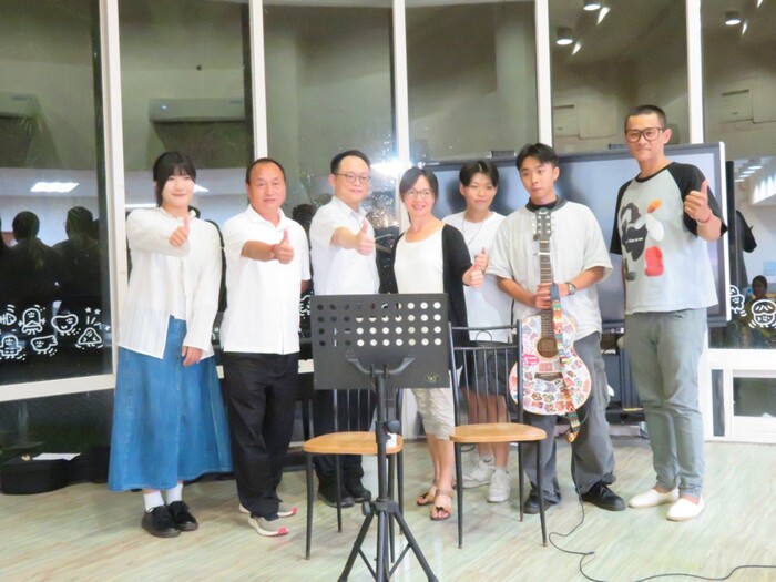 青年民歌團體表演