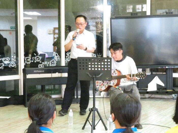 科長上台演唱歌曲