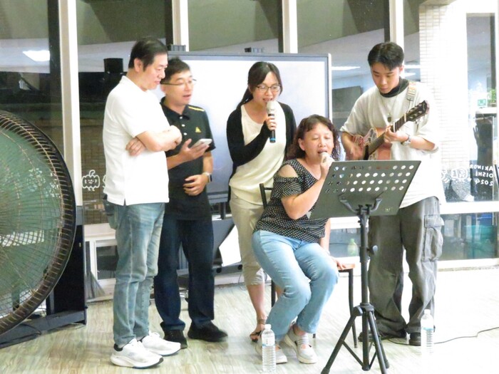 來賓上台演唱歌曲