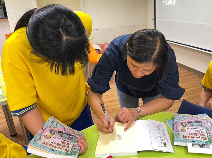 作者幫學生簽書