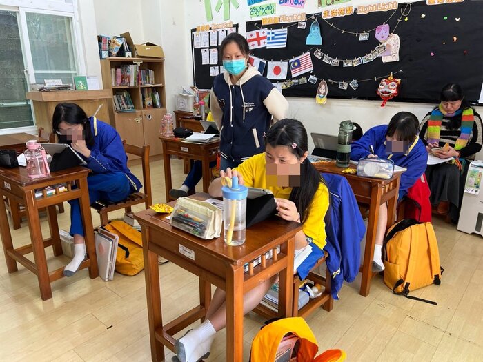 教師巡視學生操作情形