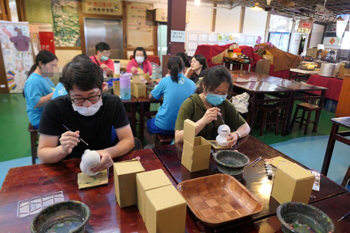 師長一起認真的彩繪
