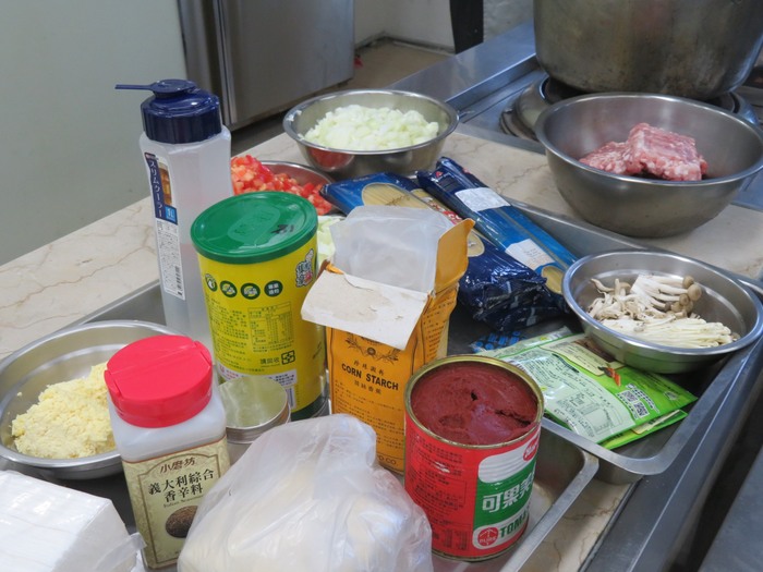 製作義大利肉醬麵與玉米濃湯的食材圖片