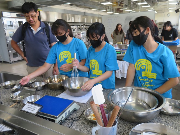 繼續加入鹽和糖攪拌均勻圖片