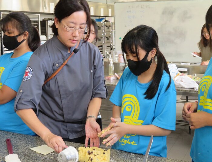 葡萄乾混入麵糰中圖片