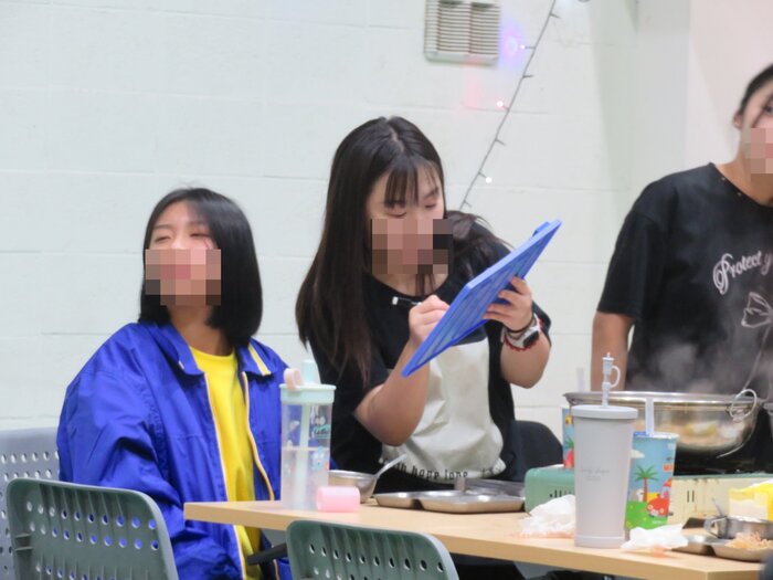 同學認真猜題中圖片