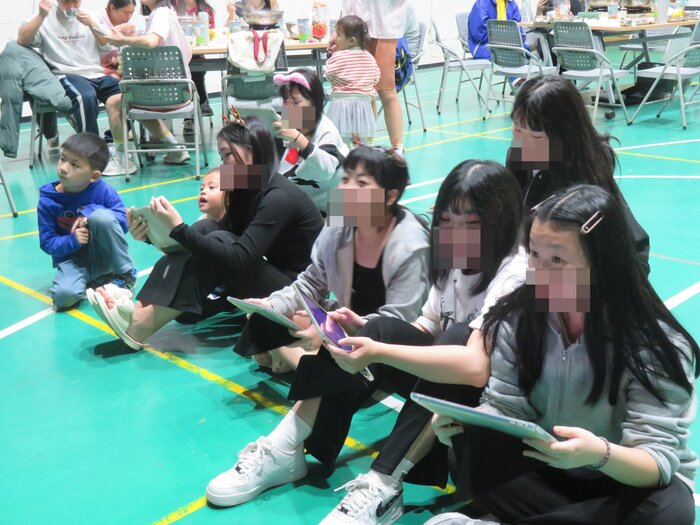 同學們認真答題中圖片