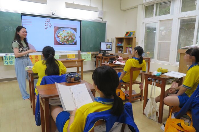 與同學討論料理步驟圖片