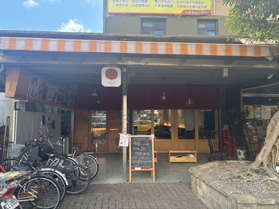 在榕樹旁的鐵皮小屋內，精緻的裝潢讓人以為是咖啡廳，但實際上卻是一間迷人的書店。