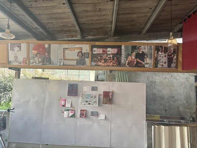 門口陳設了許多關於雙溪的照片，當然也展現了書店與雙溪之間的連結故事。