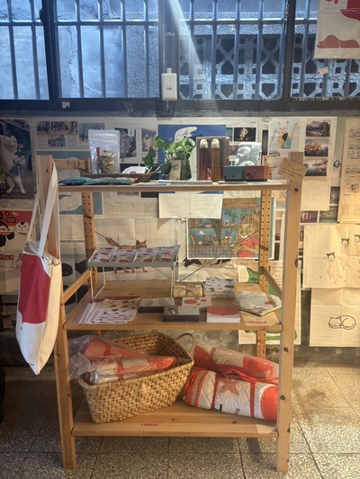 踏進書店大門，映入眼簾的是架上販售的雙溪特選農產品和紅氣球主題的文創周邊商品。
