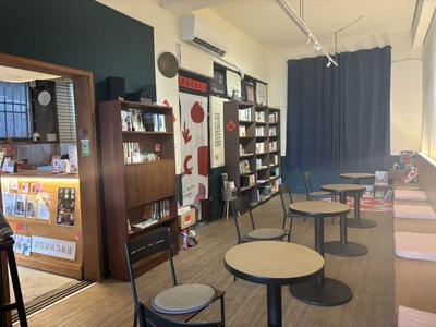 書店雖然面積不大，但布置溫馨，讓人感到放鬆愜意。