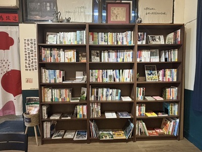 書店內的書籍雖不多，但都是店員精心挑選的，既滿足顧客需求，又與雙溪有著深刻的連結。