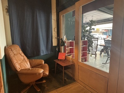 這是我最喜歡的書店角落，坐在舒適的沙發上，透過窗戶欣賞雙溪的街景，猜測路人的故事。