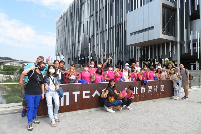 參觀新北市美術館啦!