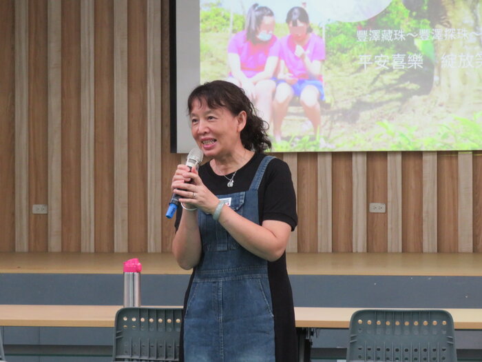 林惠玉榮譽會長上台致詞圖片