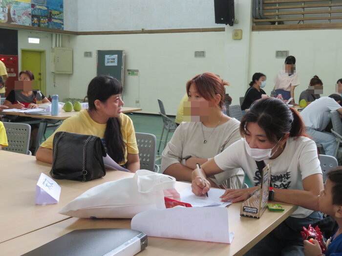 國中部導師袁依婕老師與家長進行親師時間圖片