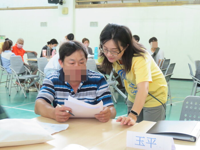 親師時間由專輔老師為家長講解家長同意書圖片