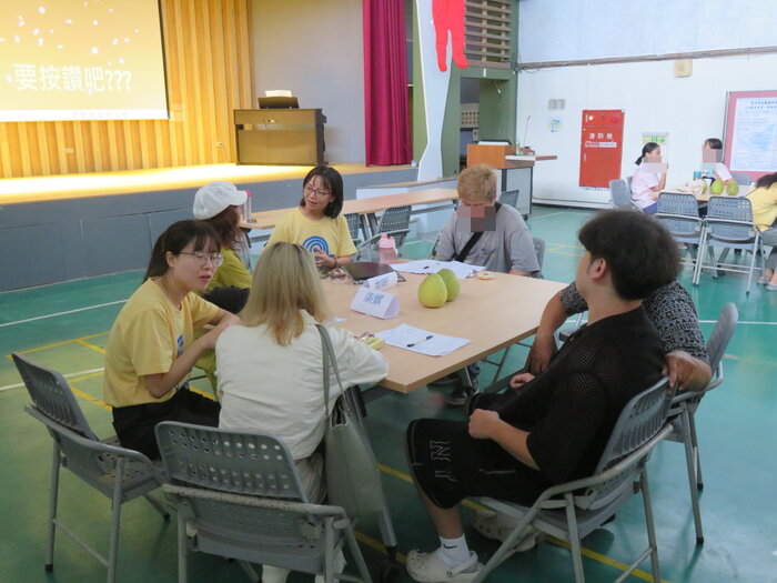 學輔主任與學生家長聊學生近況圖片