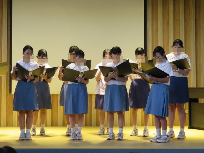 全體學生上台合唱「聽海」圖片