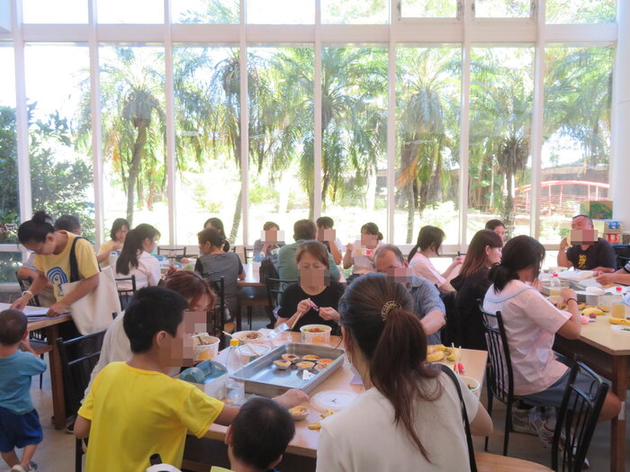 親子共進午餐圖片