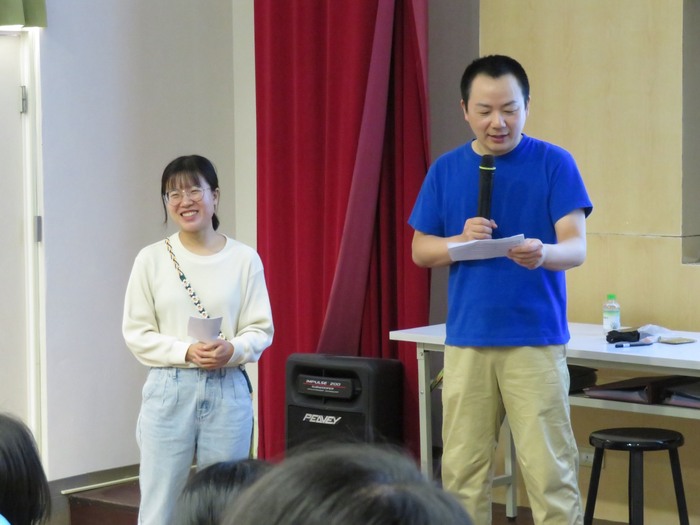 Aki和英文老師翻譯員圖片