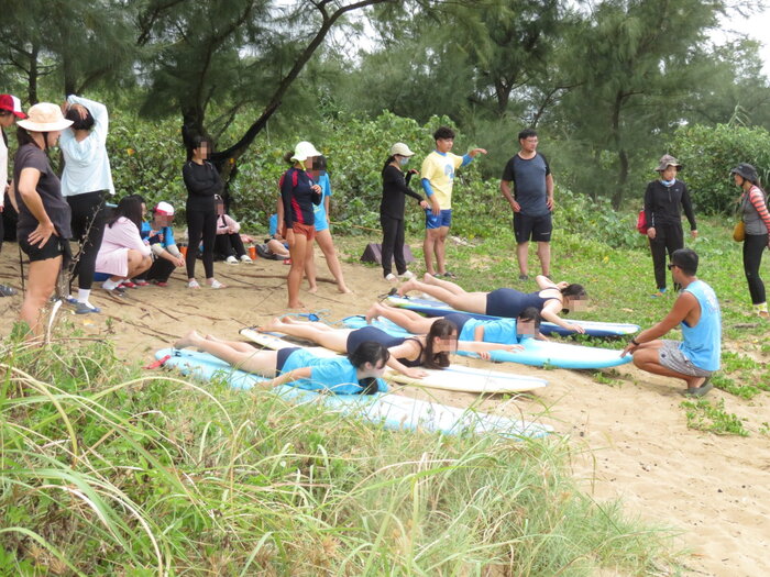 進行岸上衝浪演練
