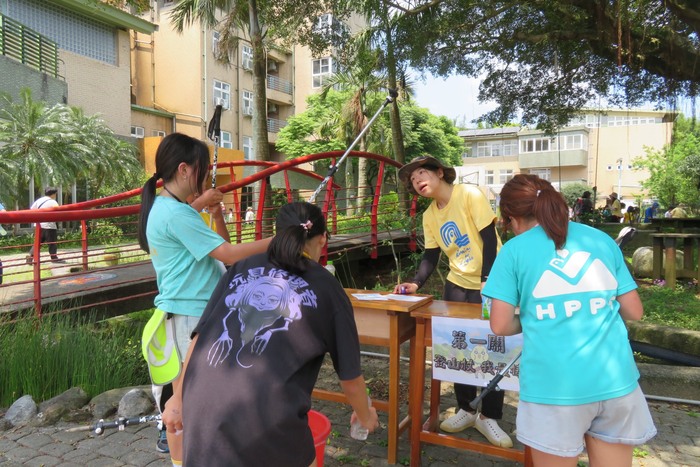 登山闖關，正確使用登山杖