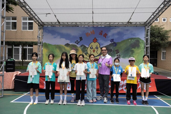 國小女子組前八名頒獎