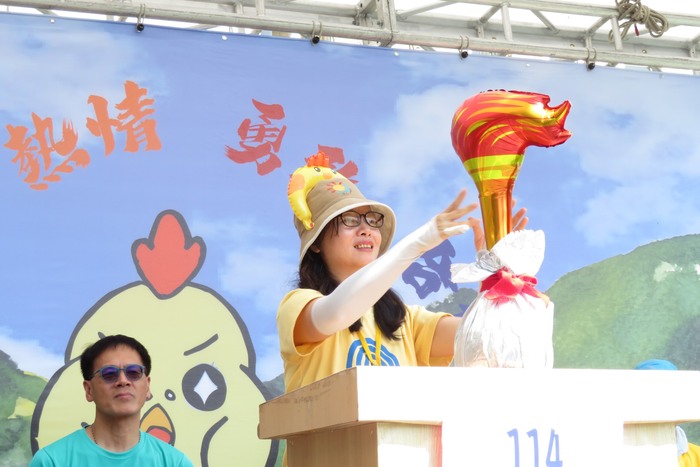 麗雲校長傳遞聖火