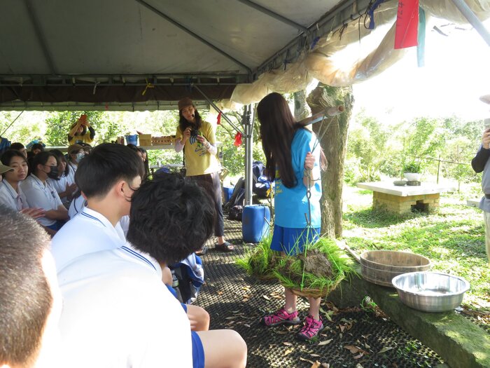 換豐珠同學挑秧苗囉