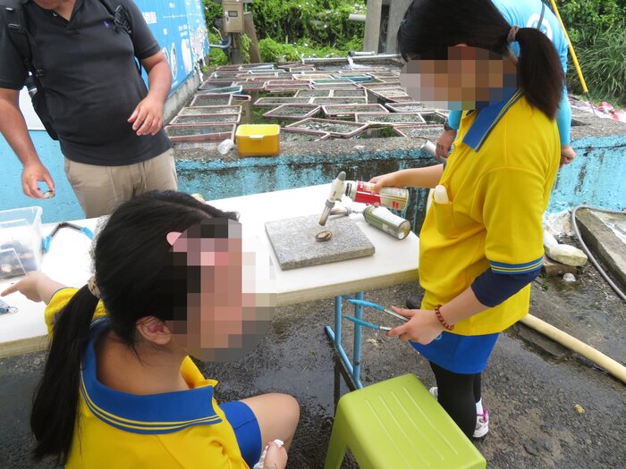 學生使用噴槍烤九孔